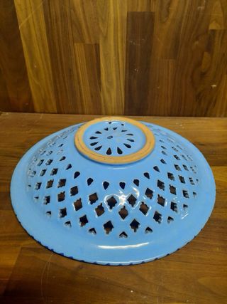 Fruttiera traforata in ceramica blu