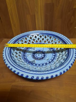 Fruttiera traforata in ceramica blu
