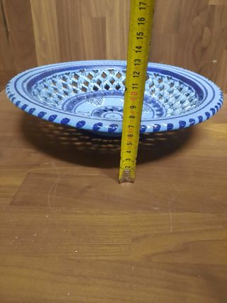 Fruttiera traforata in ceramica blu