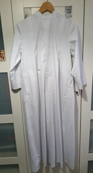 Túnica y capa blanca de sarga