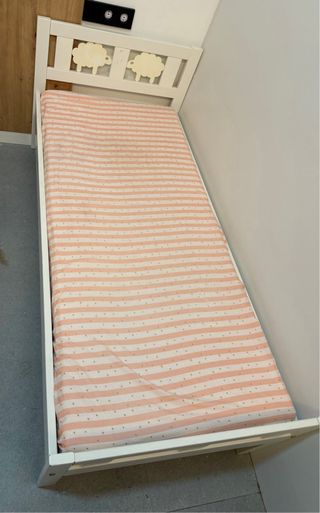 Cama infantil blanca con ovejas