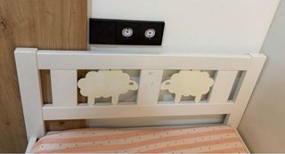 Cama infantil blanca con ovejas