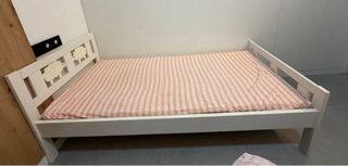 Cama infantil blanca con ovejas