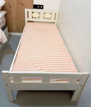 Cama infantil blanca con ovejas