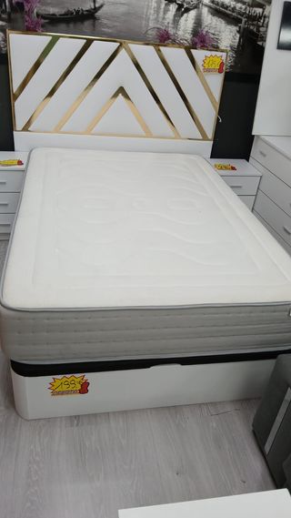 Cama individual blanca con cabecero dorado