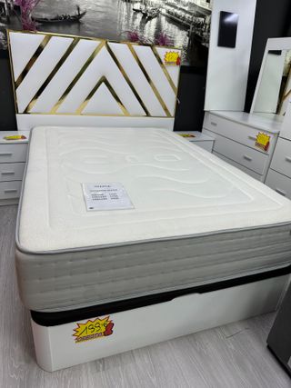 Cama individual blanca con cabecero dorado