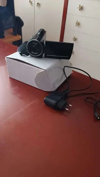 Cámara de vídeo nueva con cargador