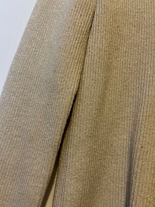 Jersey cuello alto brillante beige/dorado