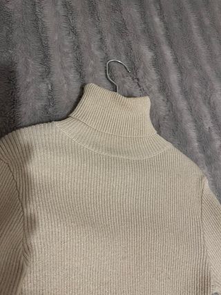 Jersey cuello alto brillante beige/dorado