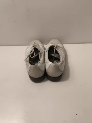 Zapatos de golf Nike grises y blancos