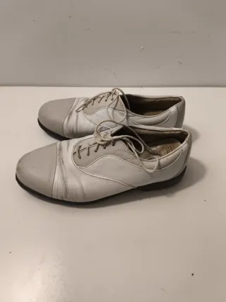 Zapatos de golf Nike grises y blancos