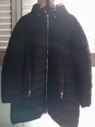 Abrigo acolchado negro con estampado