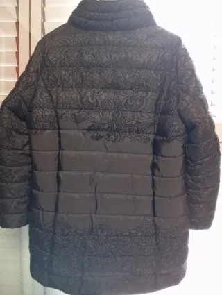 Abrigo acolchado negro con estampado