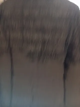 Abrigo acolchado negro con estampado