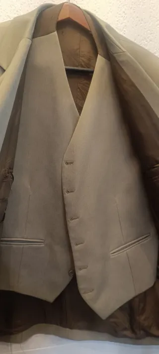 Traje de chaqueta y chaleco beige