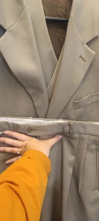 Traje de chaqueta y chaleco beige