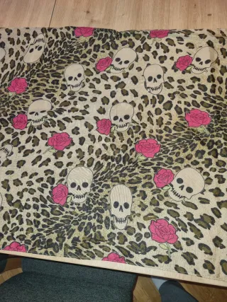 Pañuelo estampado calaveras y rosas