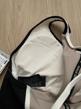 Top deportivo Dash and Stars blanco y negro