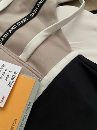 Top deportivo Dash and Stars blanco y negro