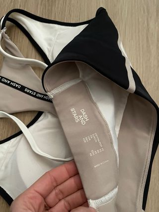 Top deportivo Dash and Stars blanco y negro