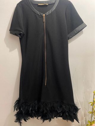 Vestido negro con cremallera y plumas