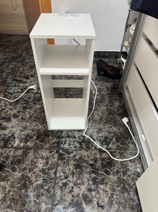 Mesita de noche con enchufes y USB