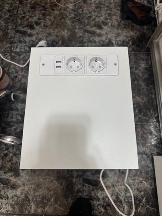 Mesita de noche con enchufes y USB