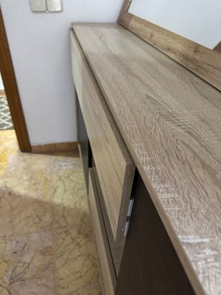 Armario con cajones y espejo