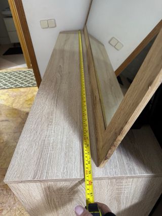 Armario con cajones y espejo