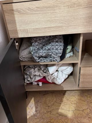 Armario con cajones y espejo