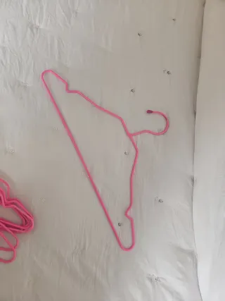 Perchas metálicas rosas