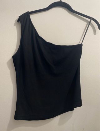 Camiseta negra asimétrica