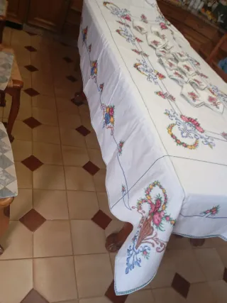 Mantelería Vintage Bordada a mano con jarrones