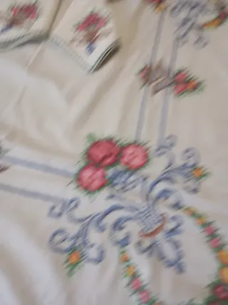 Mantelería Vintage Bordada a mano con jarrones