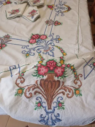 Mantelería Vintage Bordada a mano con jarrones