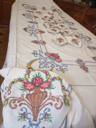 Mantelería Vintage Bordada a mano con jarrones