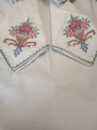 Mantelería Vintage Bordada a mano con jarrones