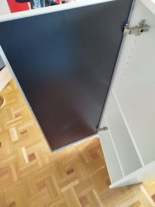 Mueble vitrina Billy Hogbo con puerta de cristal