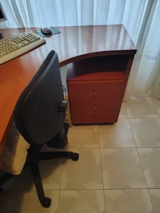 Mesa de oficina esquinera con cajonera +silla