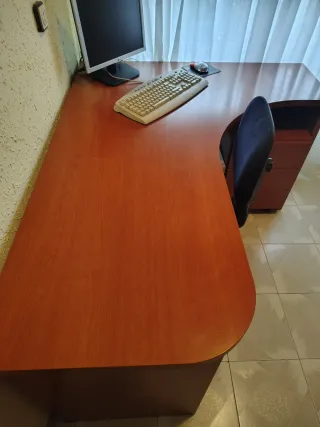 Mesa de oficina esquinera con cajonera +silla