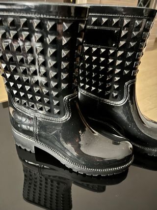 Botas de agua negras con tachuelas