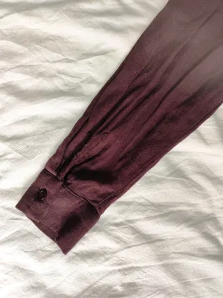 Top cruzado con cuello de camisa en color vino