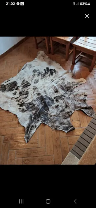 Alfombra de piel marrón y blanca