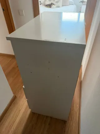 Cómoda blanca con cajones y estantes