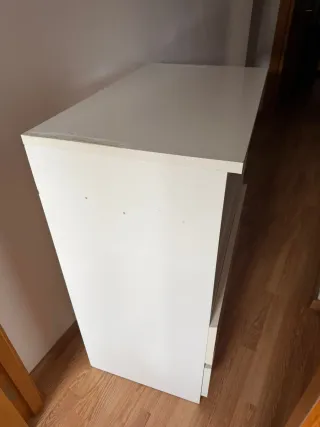 Cómoda blanca con cajones y estantes