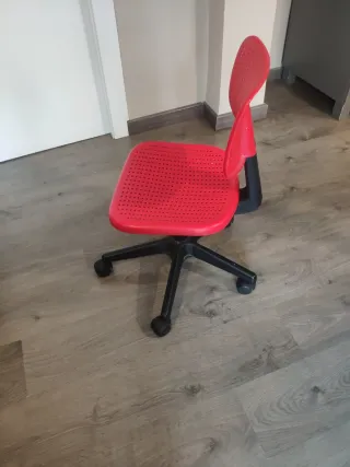 Silla roja de plástico con ruedas