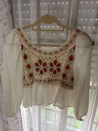 Blusa elegante con transparencias y crochet