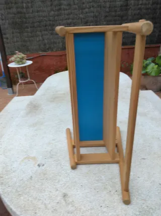 Expositor de libros de madera y plástico