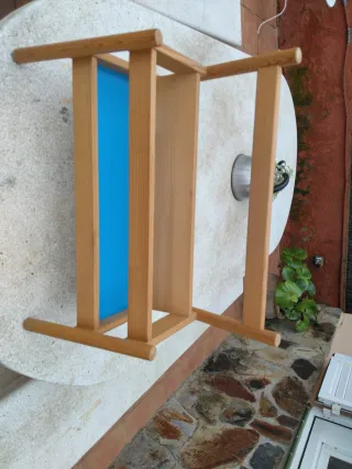 Expositor de libros de madera y plástico