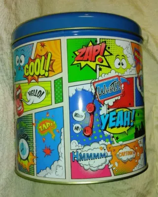 Scatola rotonda in latta con stampa fumetti.